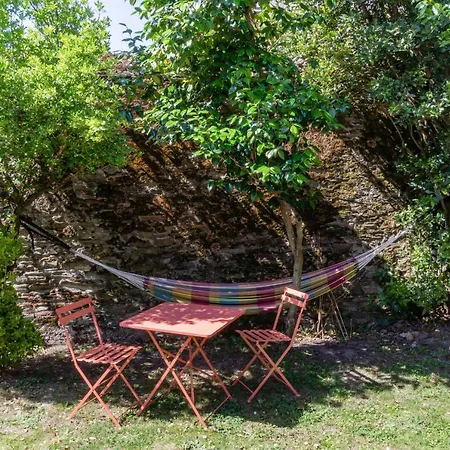 Charmante Maison Plain-pied Et Son Jardin Fleuri *