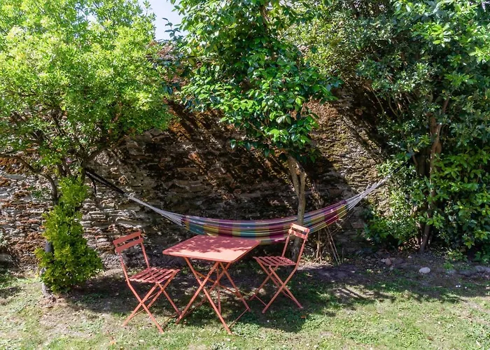 Charmante Maison Plain-pied Et Son Jardin Fleuri *