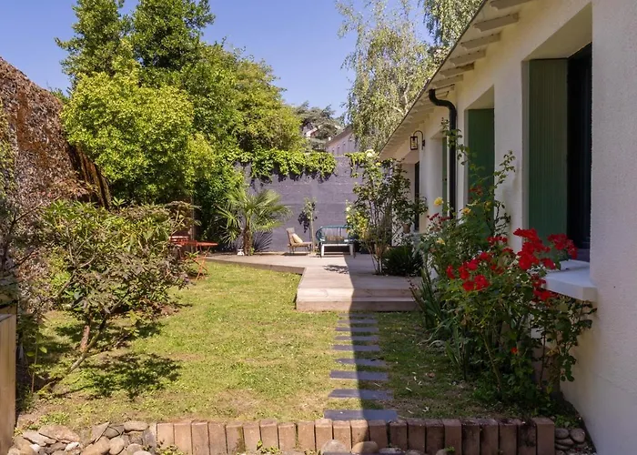 Charmante Maison Plain-pied Et Son Jardin Fleuri
